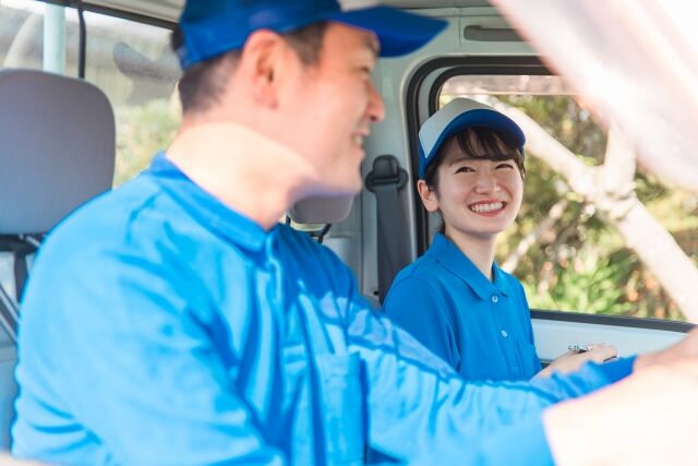 運送する男性と女性