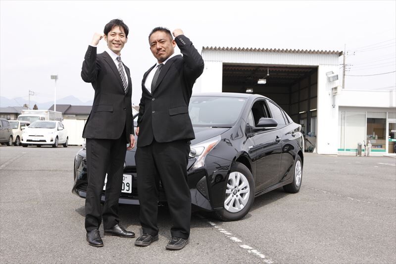 車販売店で働くスタッフ